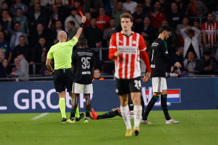 Rob Dieperink geeft een rode kaart aan Younes Namli