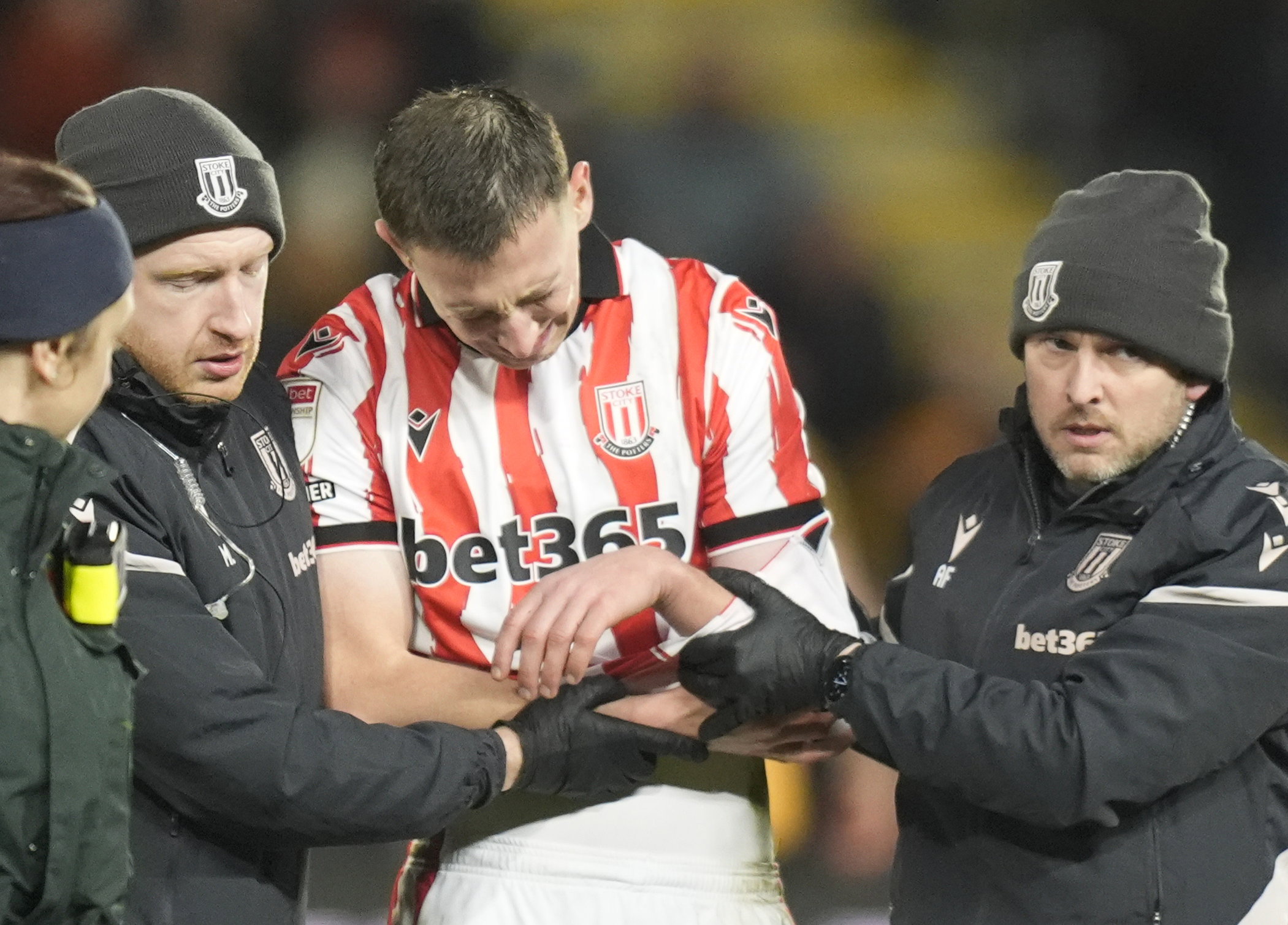 Robert Bozenik verlaat huilend het vled
