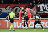 Robin Propper gaat de lucht in tijdens het duel met FC Thun