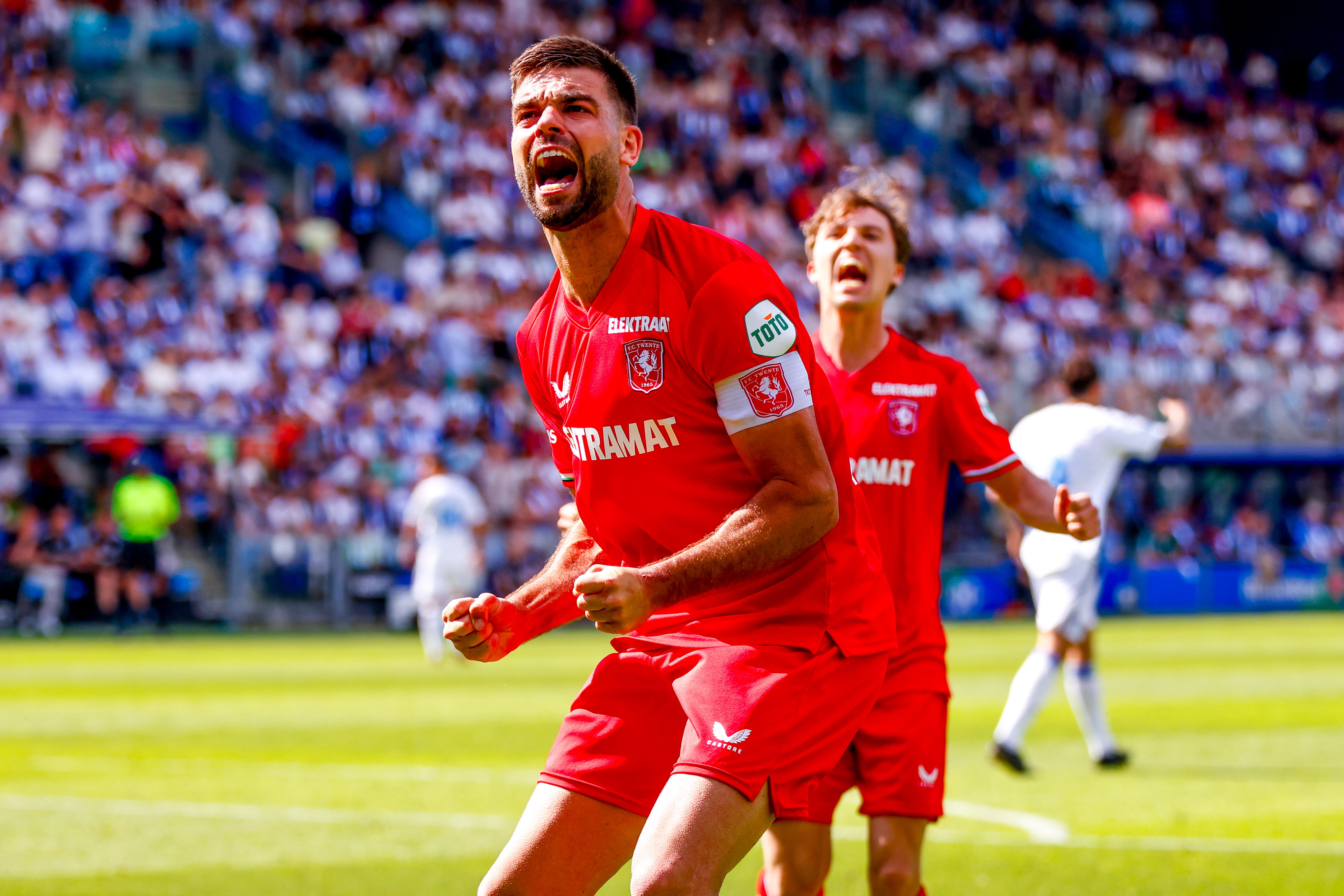 Robin Propper gaat los na een goal van FC Twente