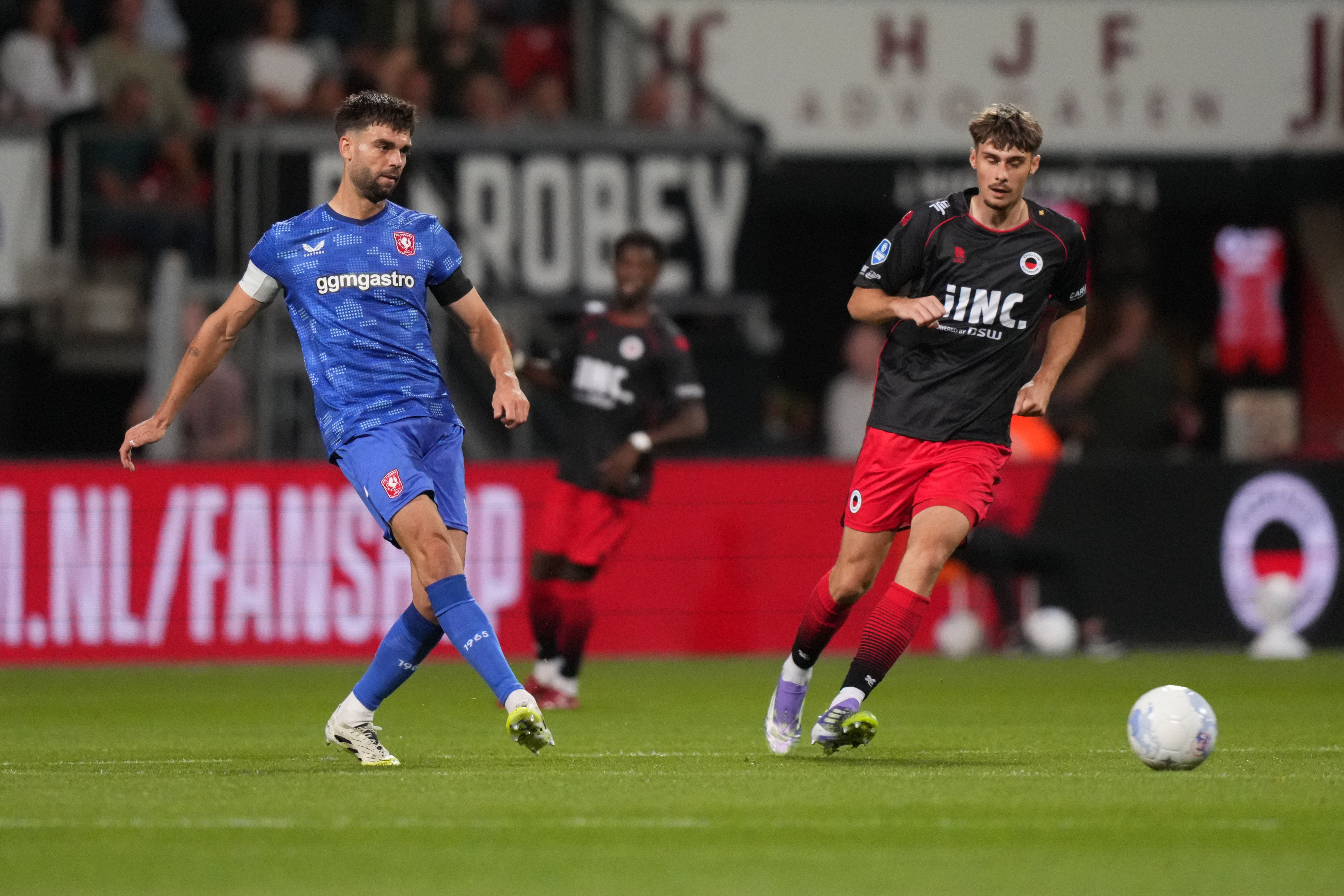 Robin Propper geeft een pass