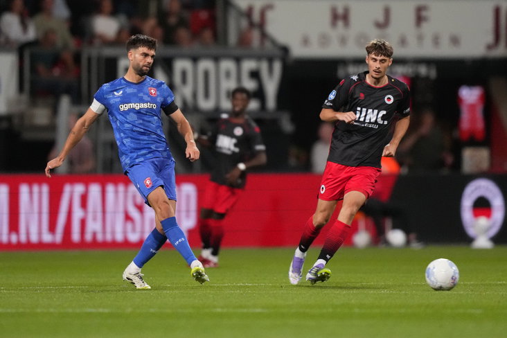 Robin Propper geeft een pass