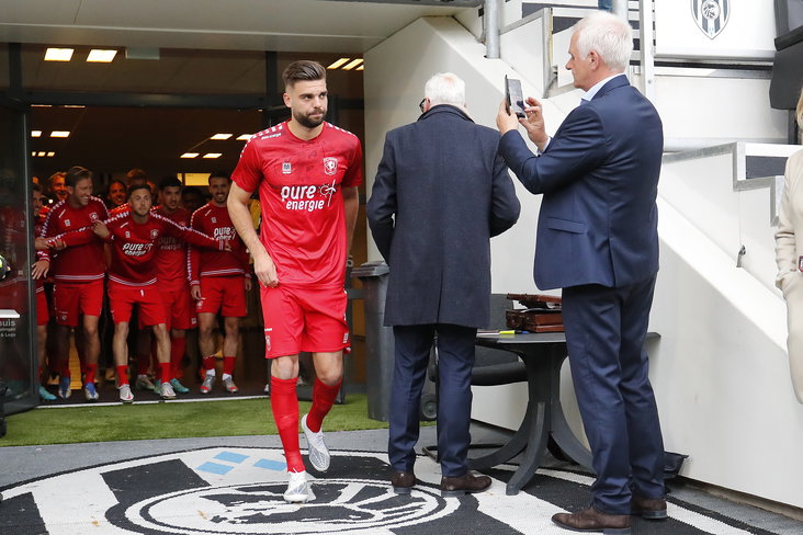 Robin Pröpper komt alleen het veld op voor het duel met Heracles Almelo