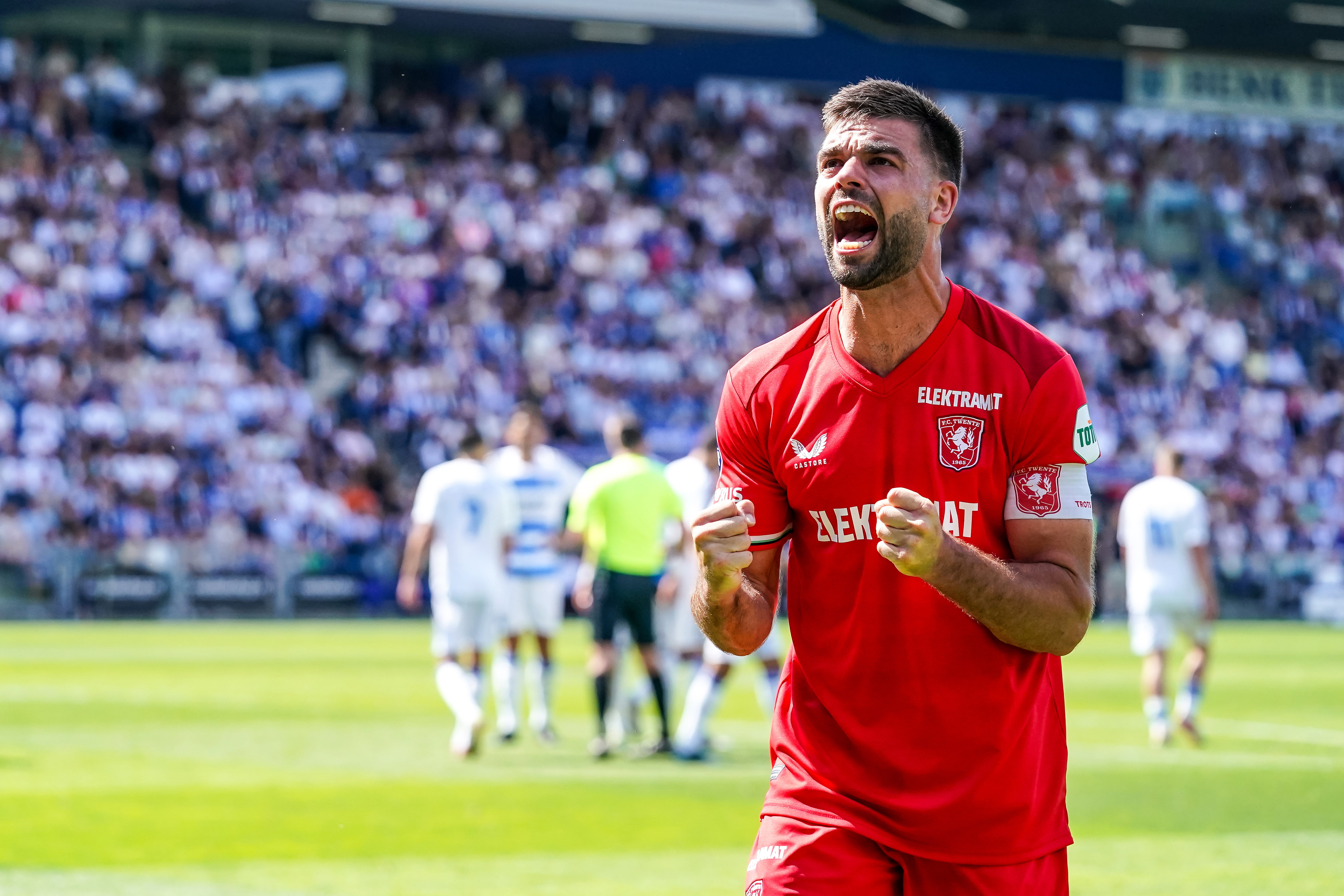 Robin Pröpper viert een goal van FC Twente in Zwolle