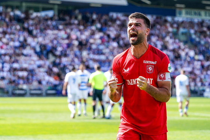 Robin Pröpper viert een goal van FC Twente in Zwolle