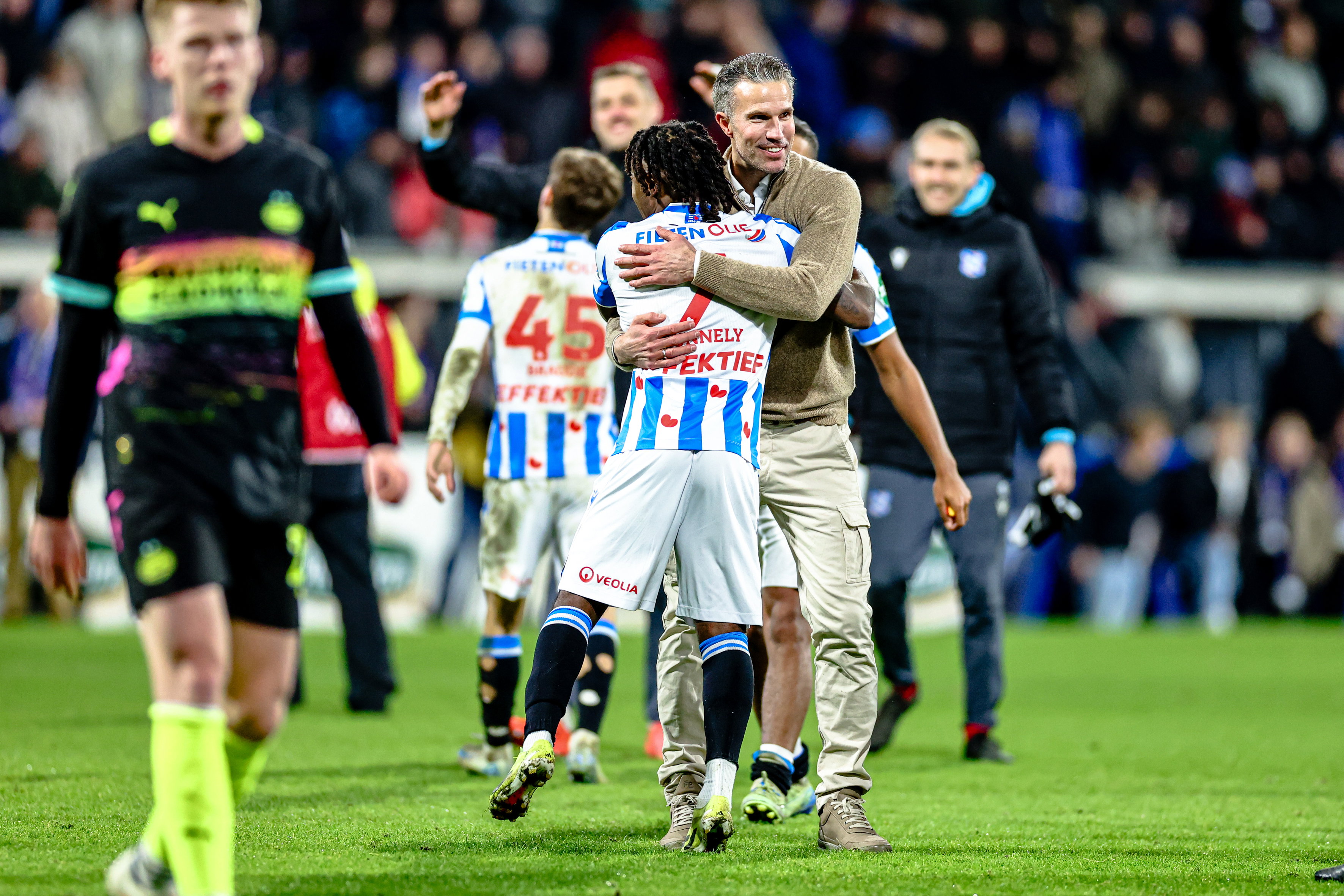 Robin van Persie knuffelt Che Nunnely