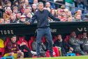 Robin van Persie langs de kant bij het duel met AZ
