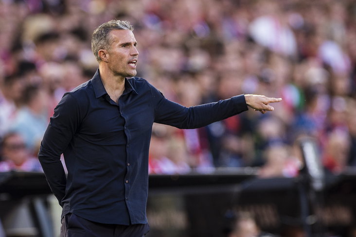 Robin van Persie langs de lijn tegen NAC