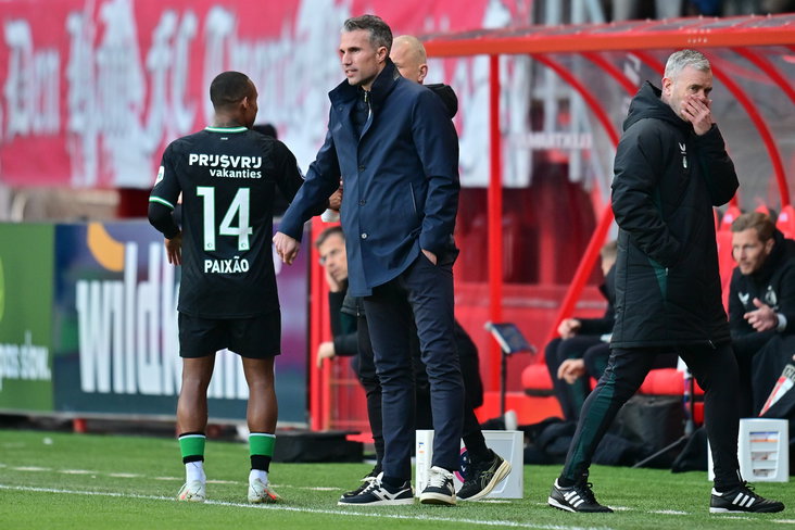 Robin van Persie met Igor Paixao