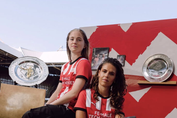Robine Lacroix en Melanie Bross in het nieuwe thuisshirt van PSV