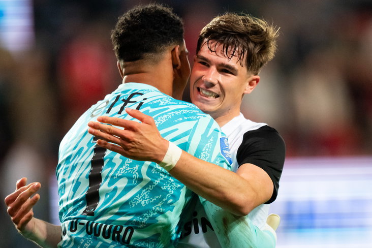 Rome Jayden Owusu Oduro viert de overwinning met Wouter Goes