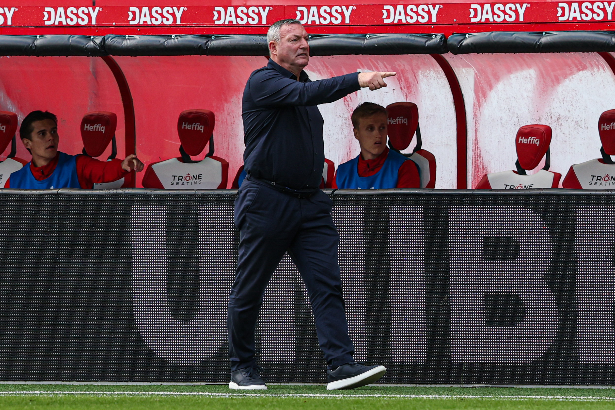 Ron Jans langs de lijn tegen Go Ahead Eagles