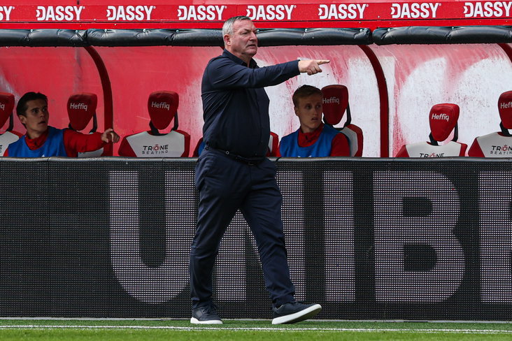 Ron Jans langs de lijn tegen Go Ahead Eagles