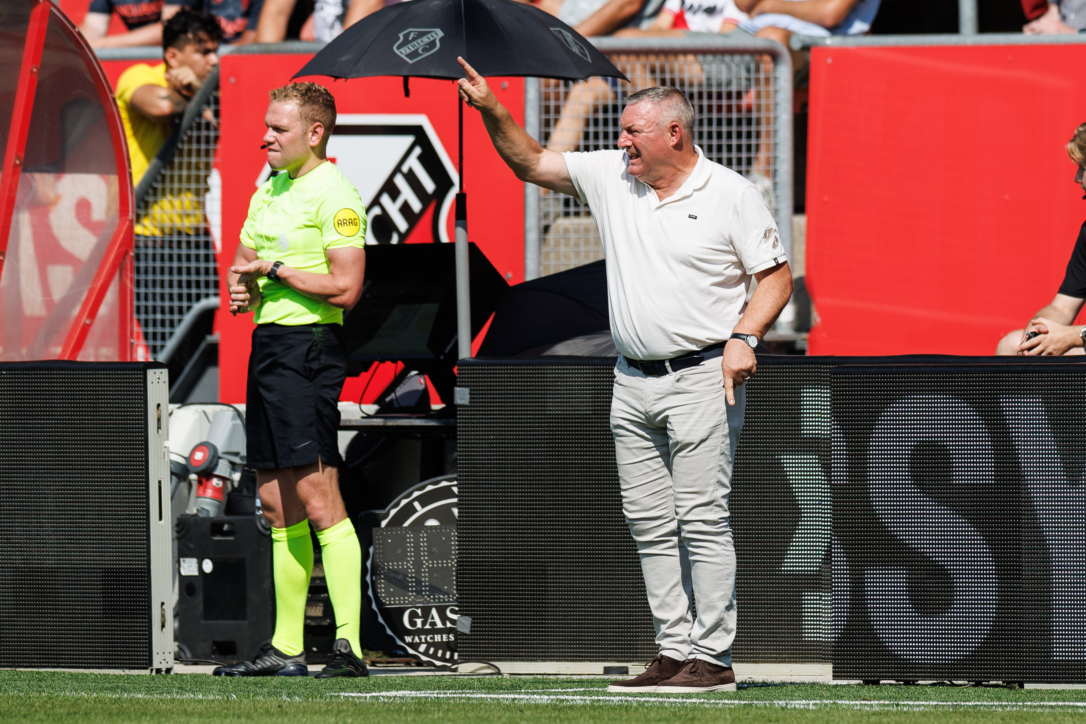 Ron Jans langs de lijn
