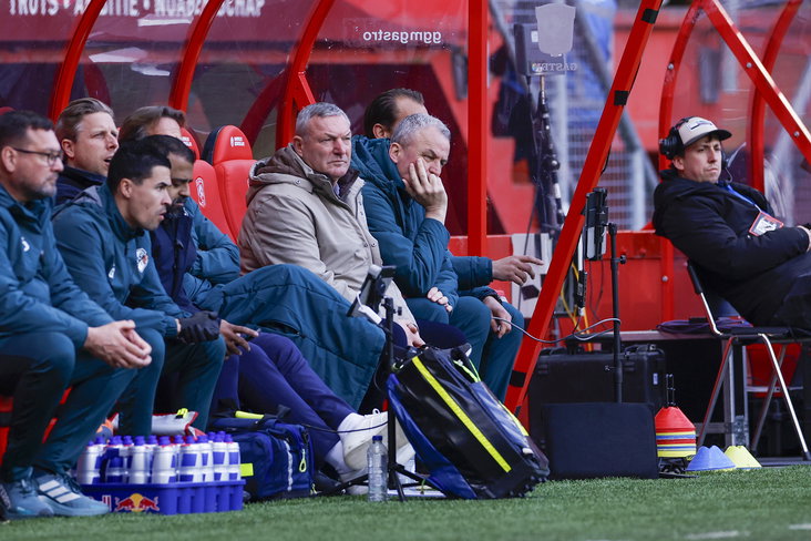 Ron Jans op de bank in de Grolsch Veste