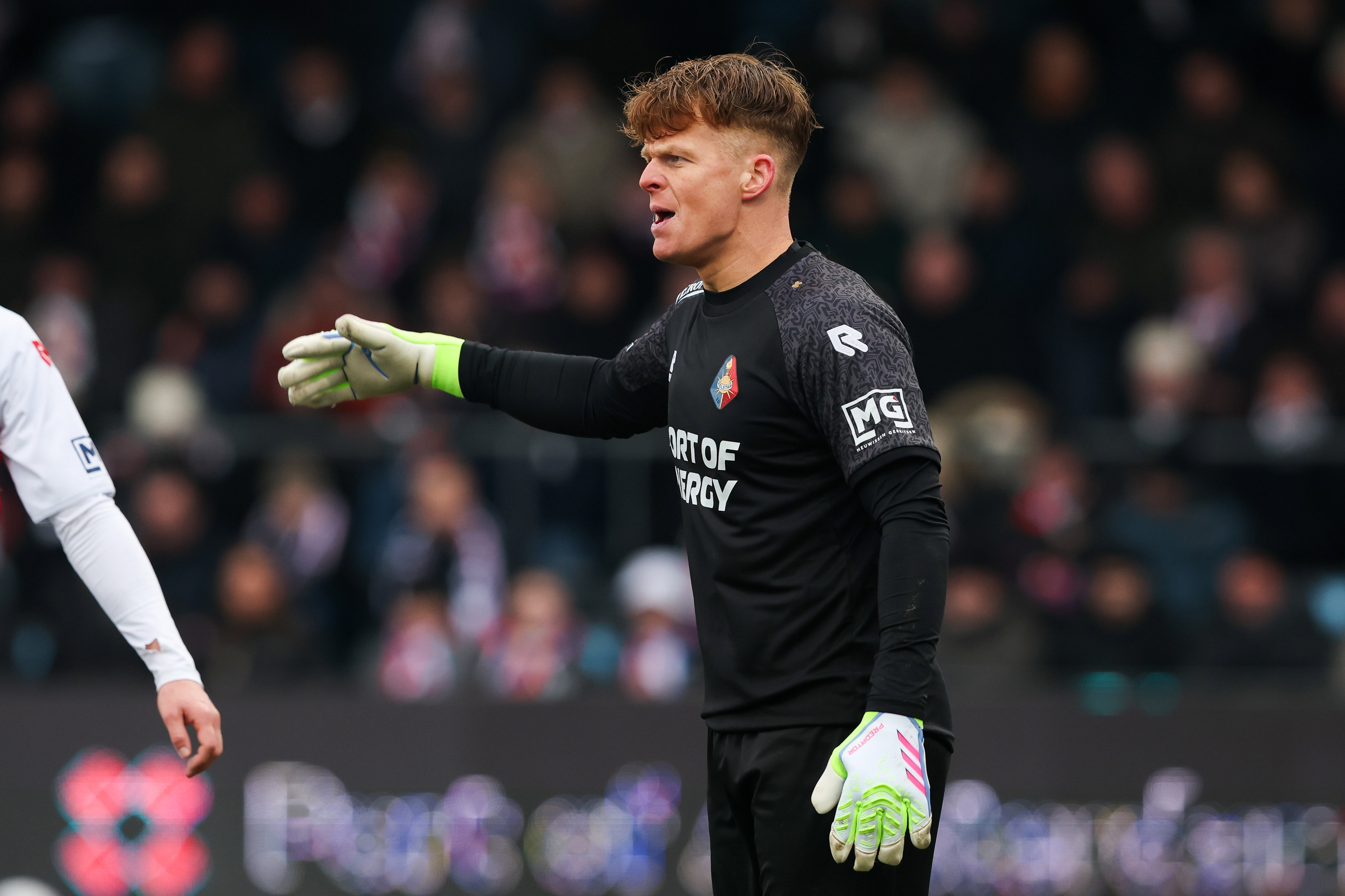Ronald Koeman jr in het duel met FC Twente