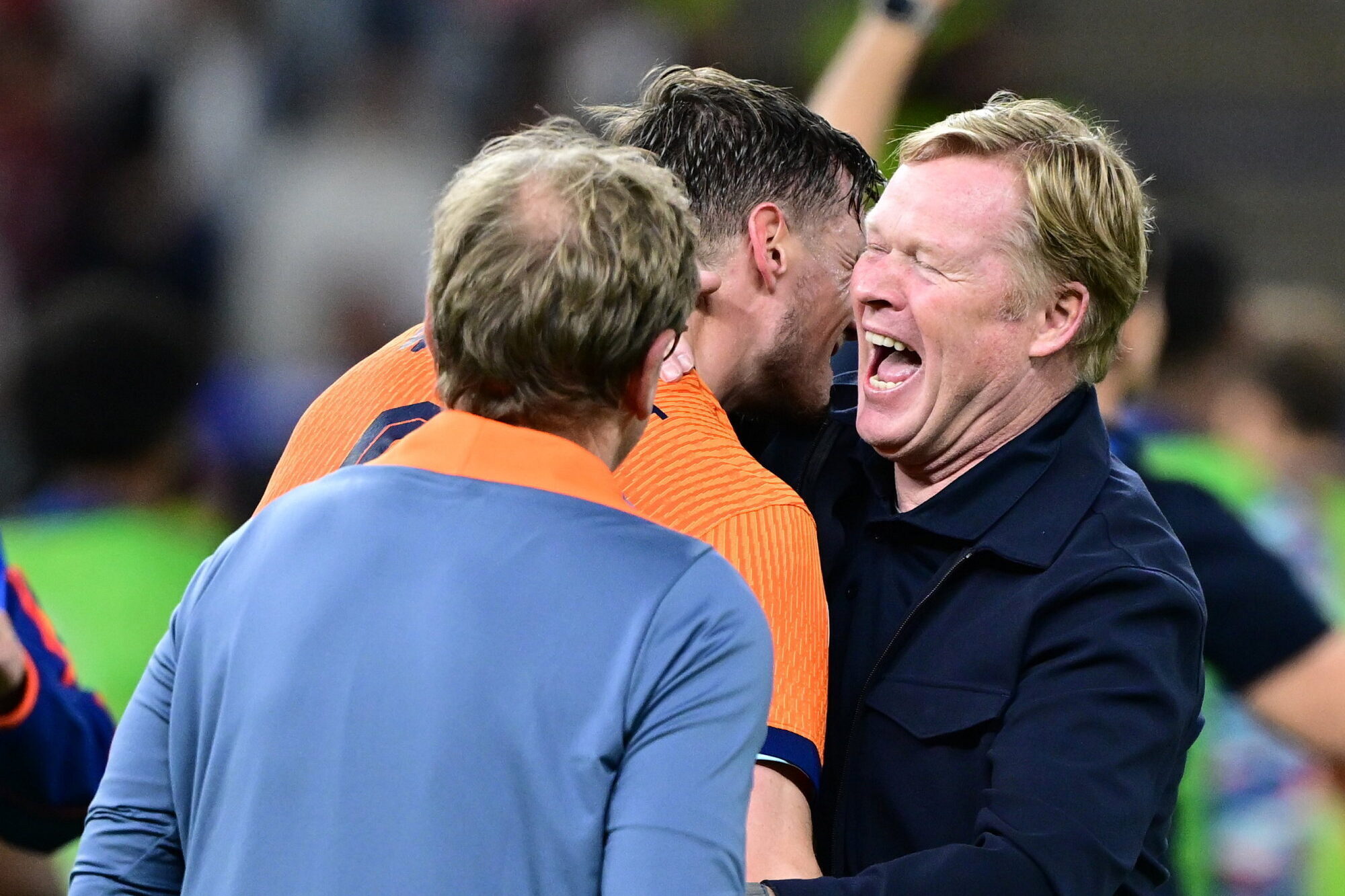 Ronald Koeman viert de overwinning met Wout Weghorst