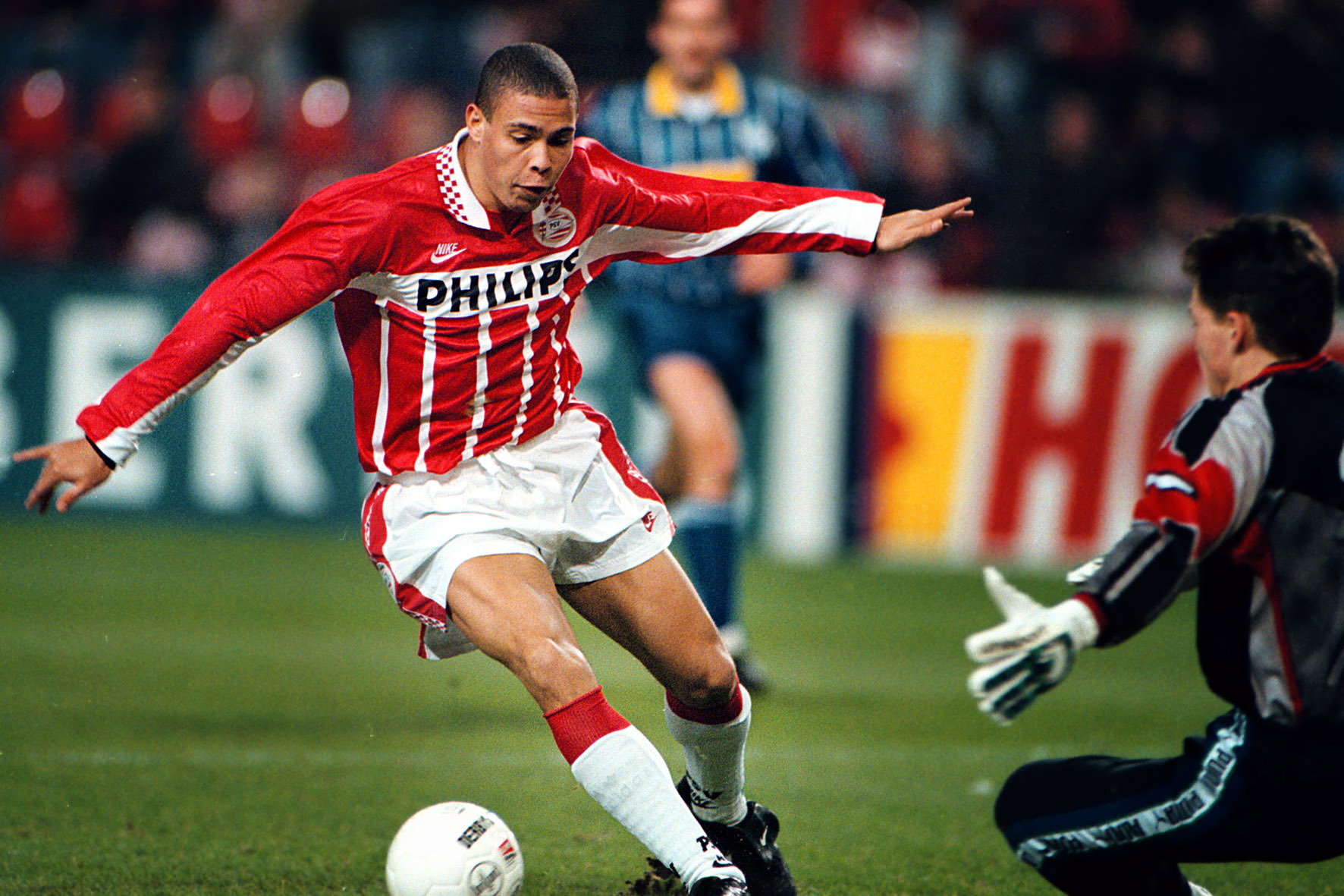 Ronaldo scoort namens PSV tegen Werder Bremen in 1995