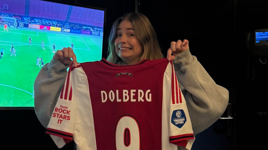 Roxy Dekker met het shirt van Kasper Dolberg