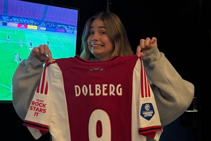 Roxy Dekker met het shirt van Kasper Dolberg