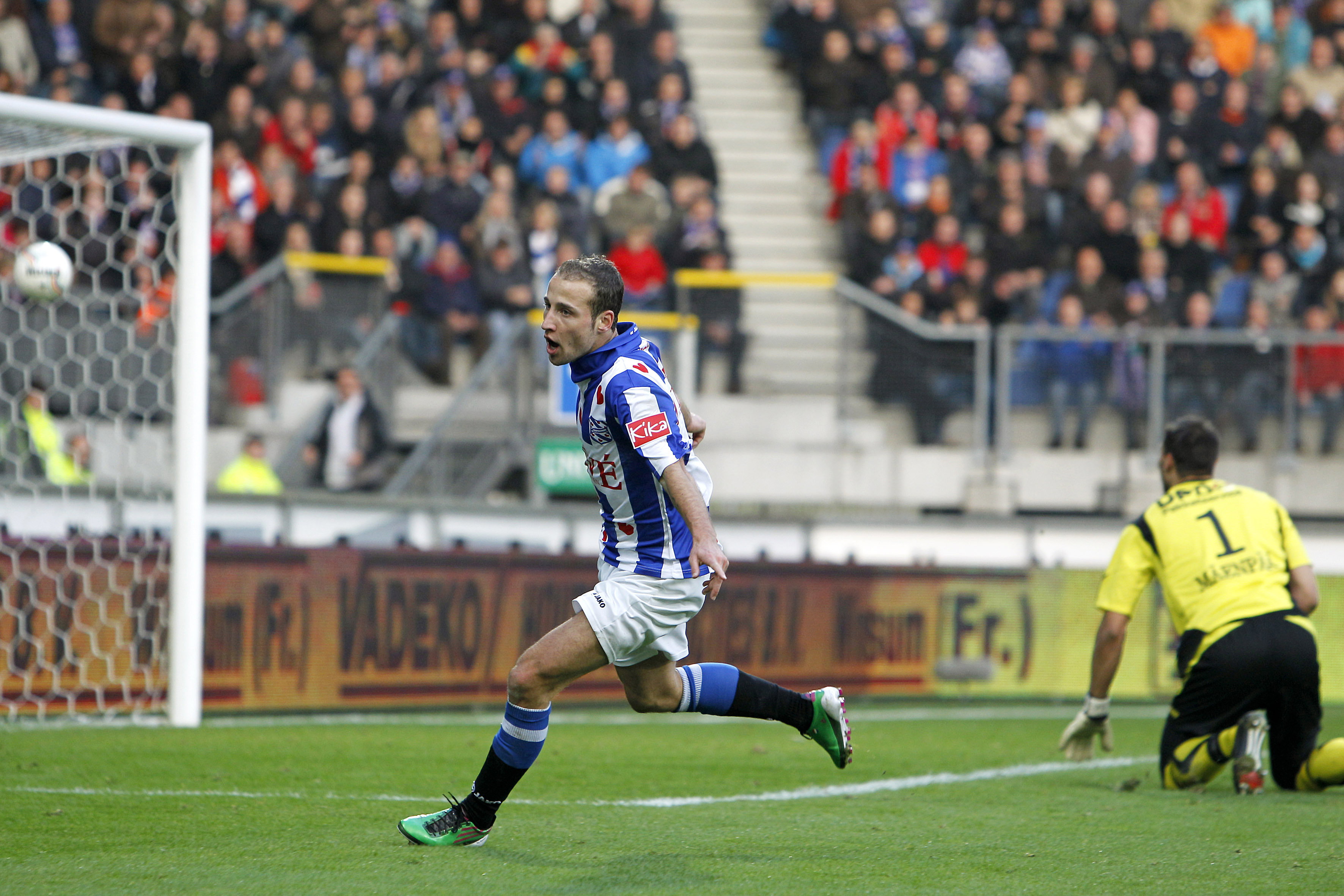 Roy Beerens scoort namens SC Heerenveen