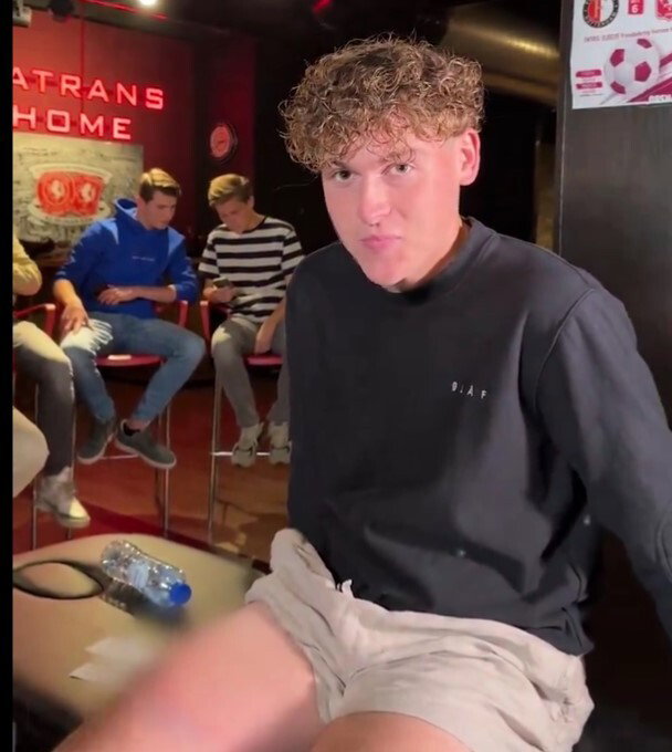 Rutger zit klaar voor zijn tatoeage
