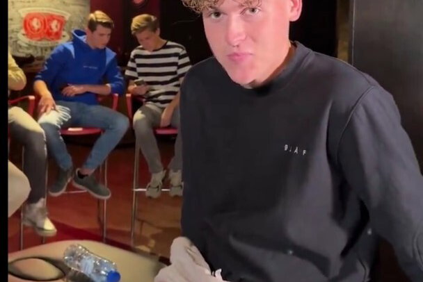 Rutger zit klaar voor zijn tatoeage