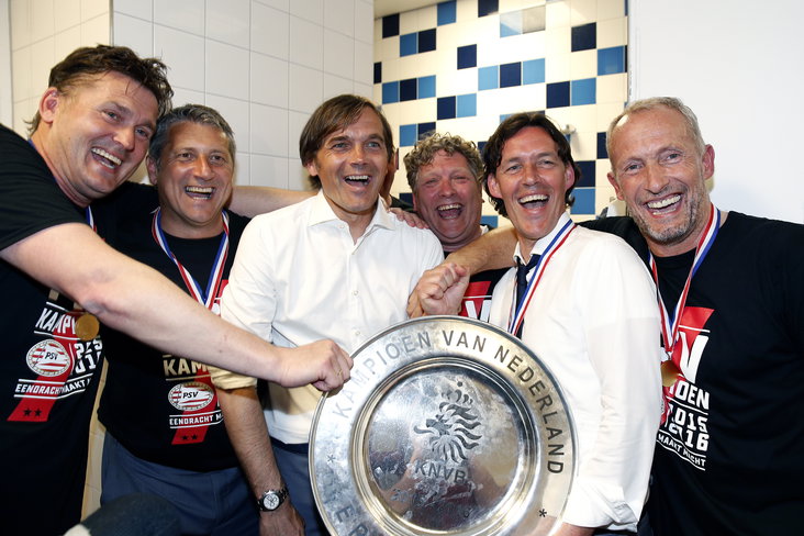 Ruud Hesp, Ruud Brood, Phillip Cocu, Wim Rip, Chris van der Weerden en Cees van der Linden met de kampioensschaal