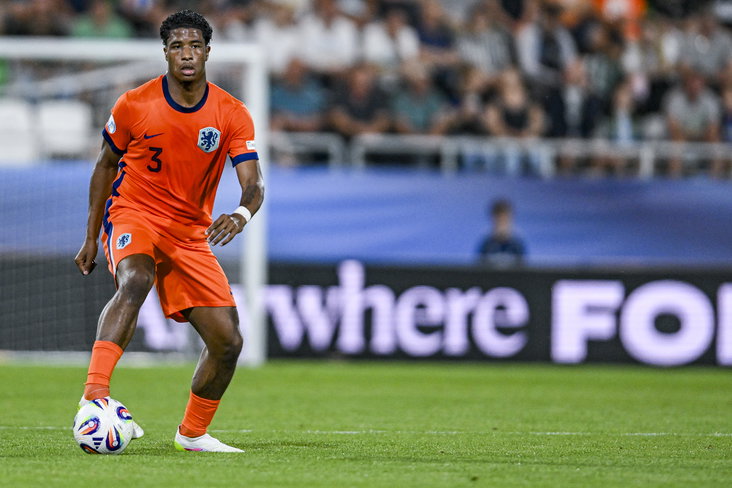 Ryan Flamingo aan de bal tegen Jong Denemarken