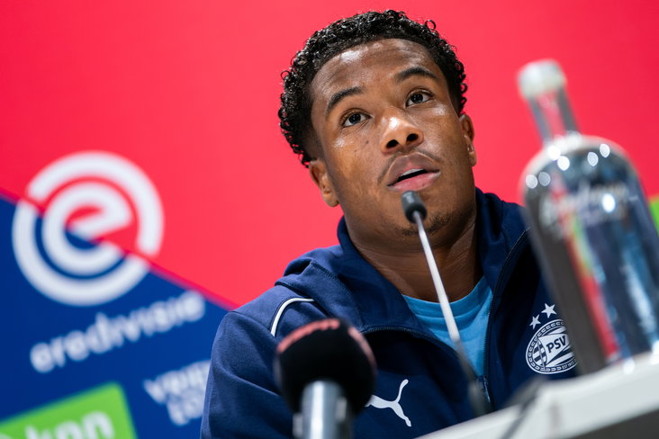 Ryan Flamingo tijdens persconferentie
