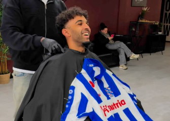 SC Cambuur-spelers krijgen een SC Heerenveen-shirt voor