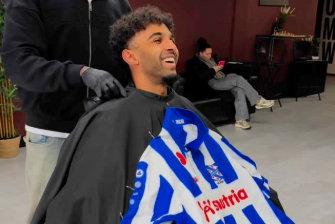SC Cambuur-spelers krijgen een SC Heerenveen-shirt voor