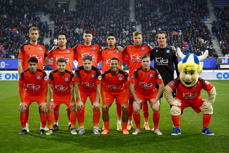 SC Heerenveen in het speciale shirt voor Ki Ka op 22 april 2023