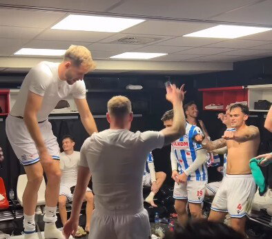 SC Heerenveen spelers vieren feest