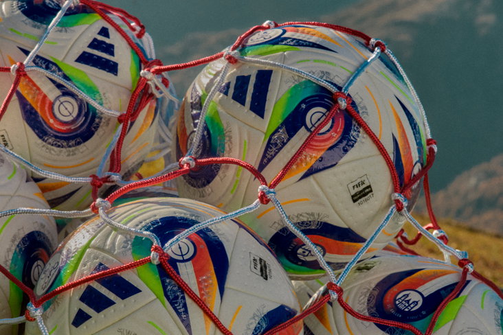 adidas presenteert KONEKTIS, de officiële wedstrijdbal van het EK 2025