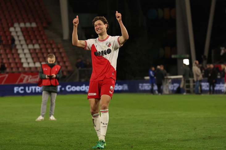 Sam Lammers bedankt de fans na de zege op PEC Zwolle