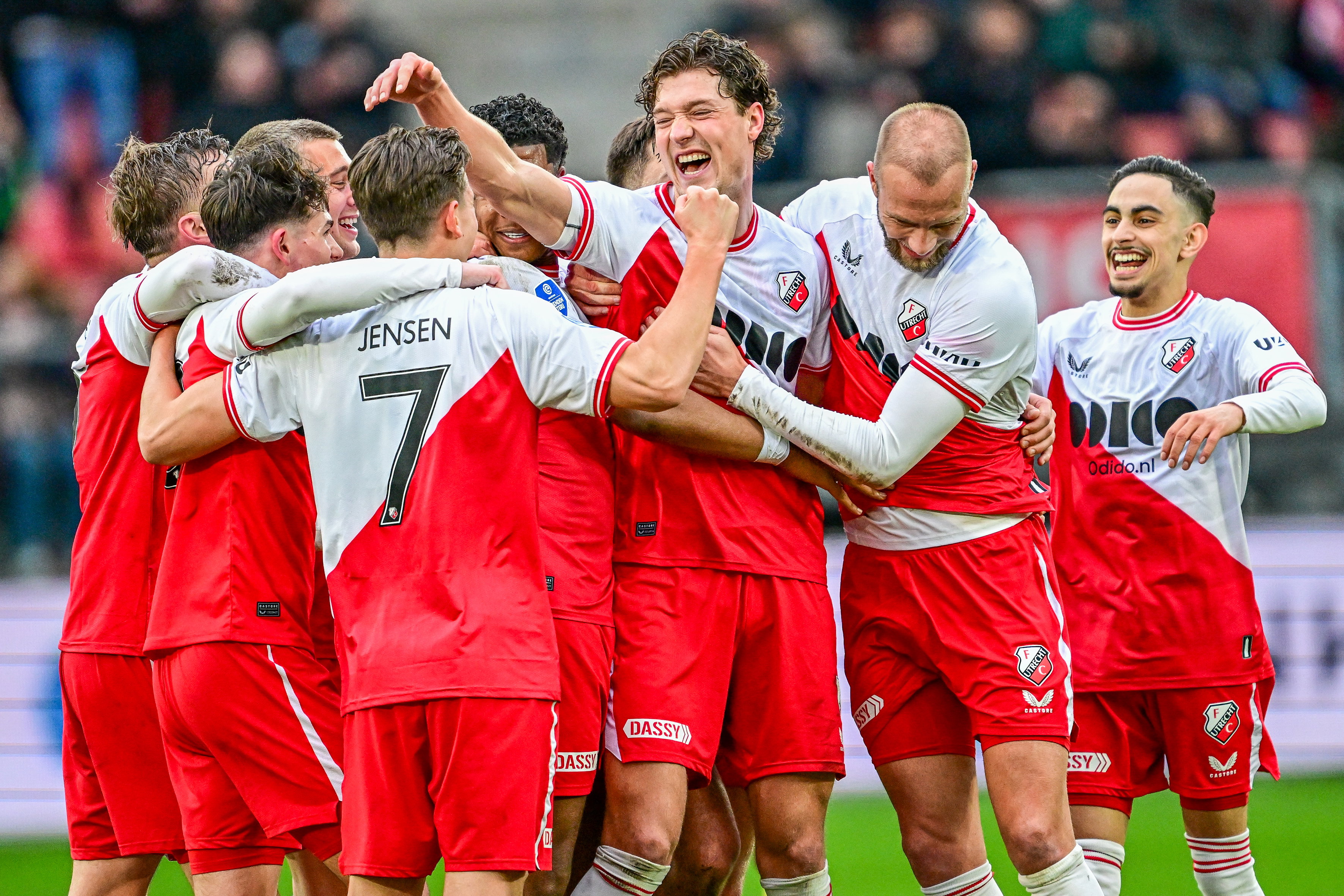 Sam Lammers juicht na een goal