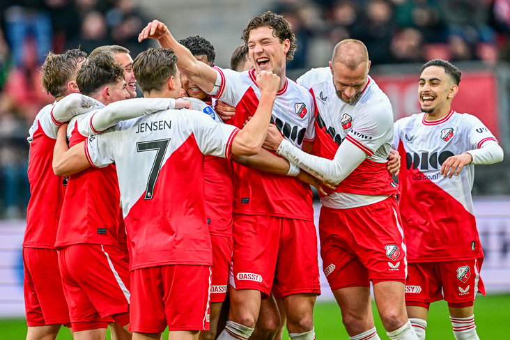 Sam Lammers juicht na een goal