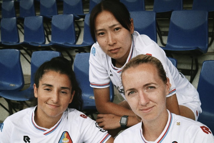 Samya Hassani Akari Takeshige en Sydney Blomquist in het Olympisch Stadion