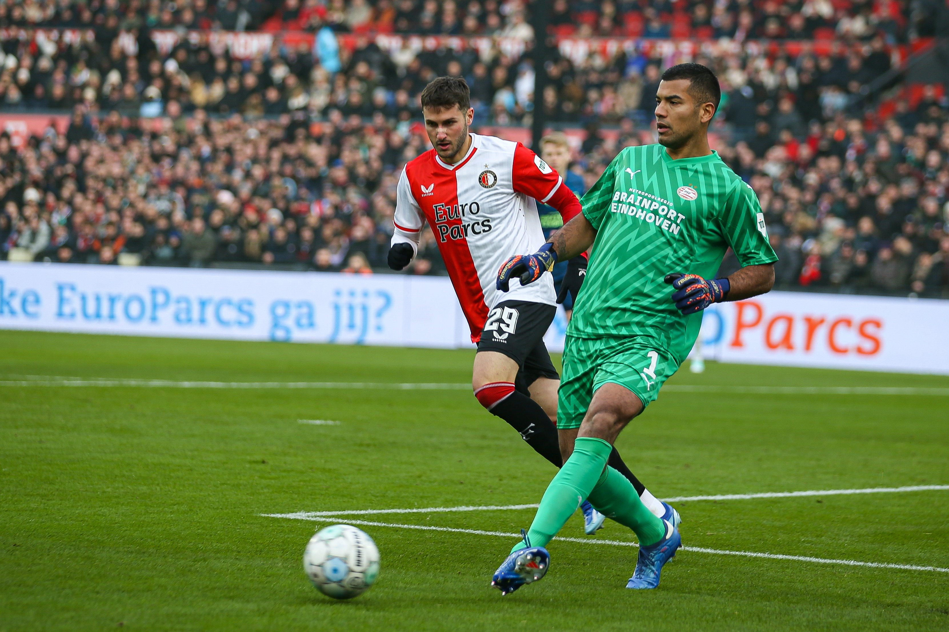 Santiago Giménez jaagt Walter Benítez op