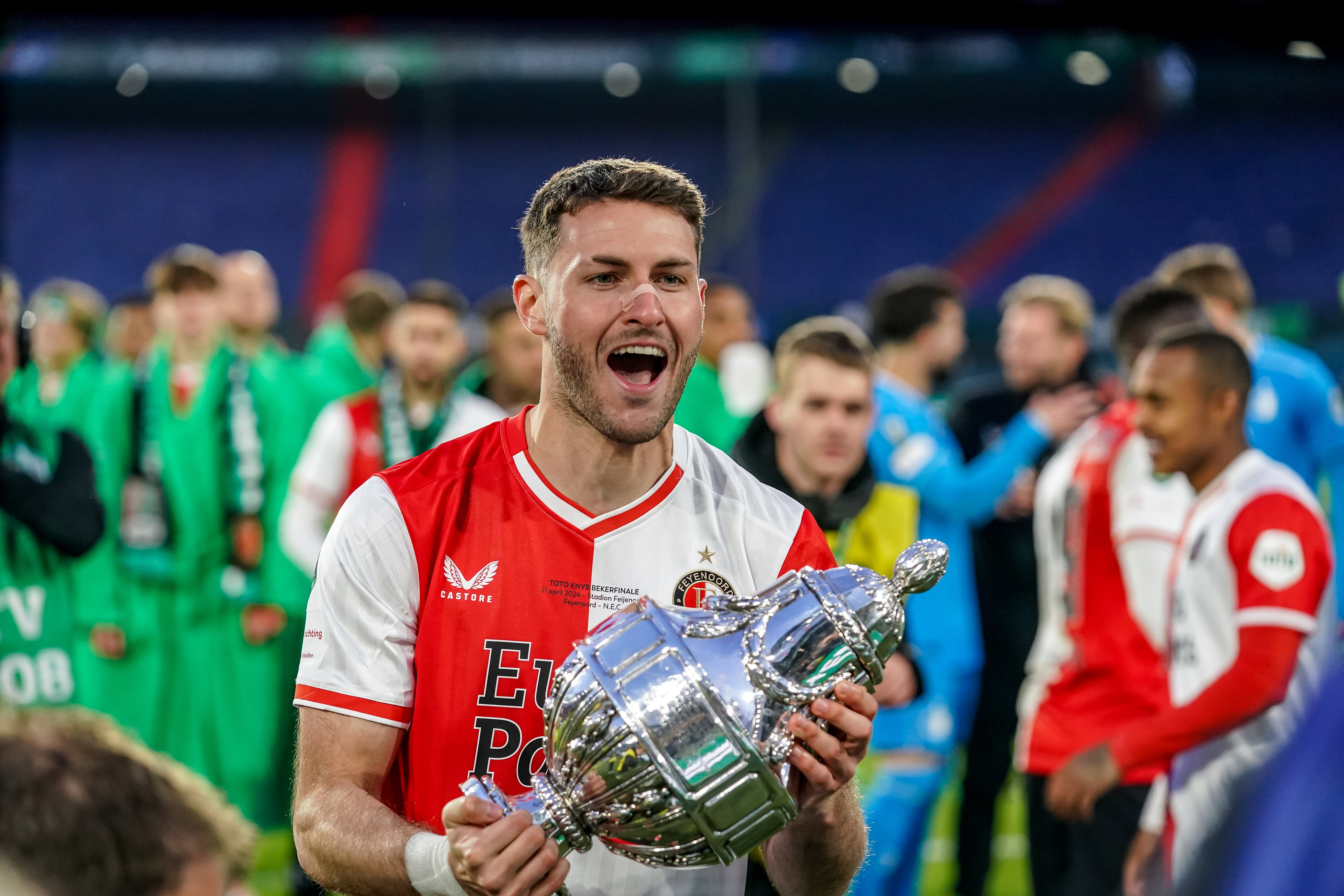 Santiago Gimenez met de KNVB Beker