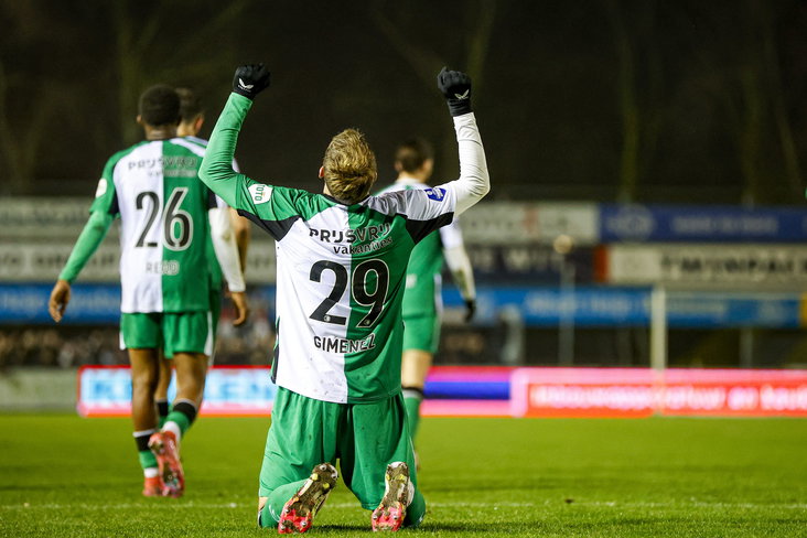 Santiago Gimenez scoort in de KNVB Beker