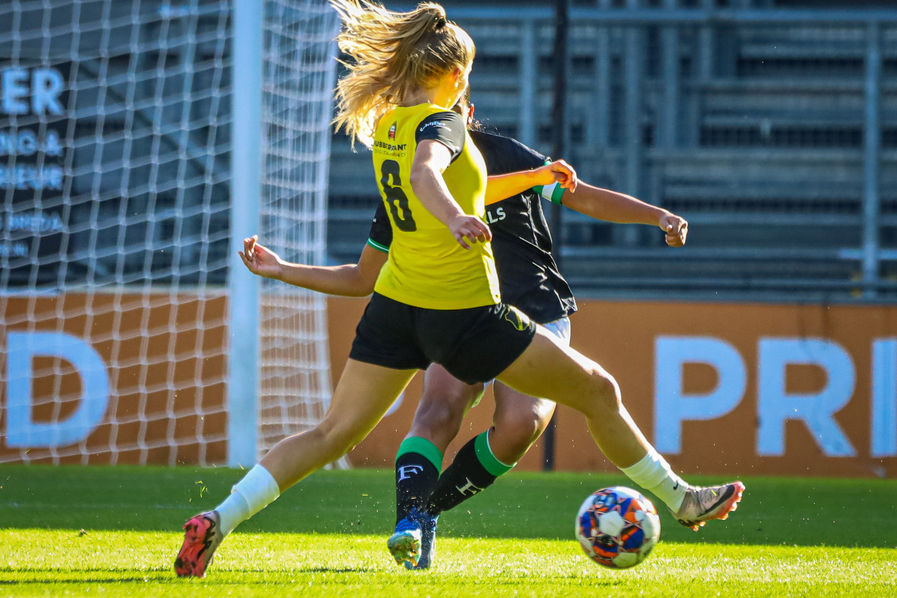 Sarina Heijblom, met rugnummer 6, in actie namens NAC Breda