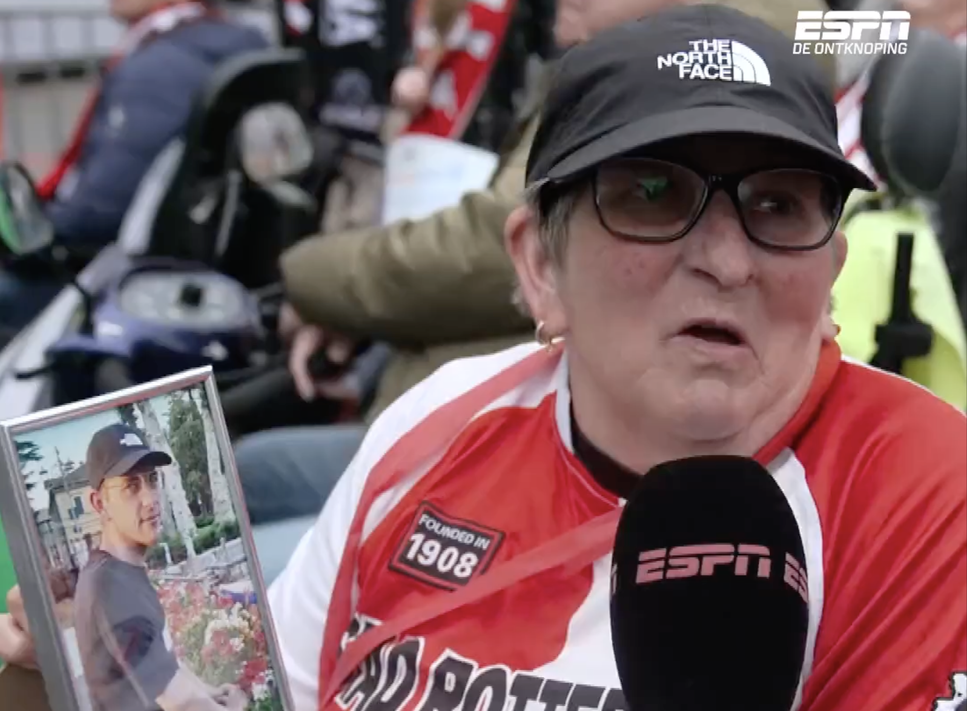 Hannie tijdens de huldiging van Feyenoord, met de foto van haar zoon