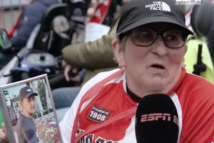 Hannie tijdens de huldiging van Feyenoord, met de foto van haar zoon