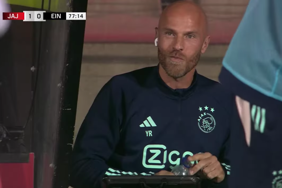 Yuri Rose op de bank bij Jong Ajax