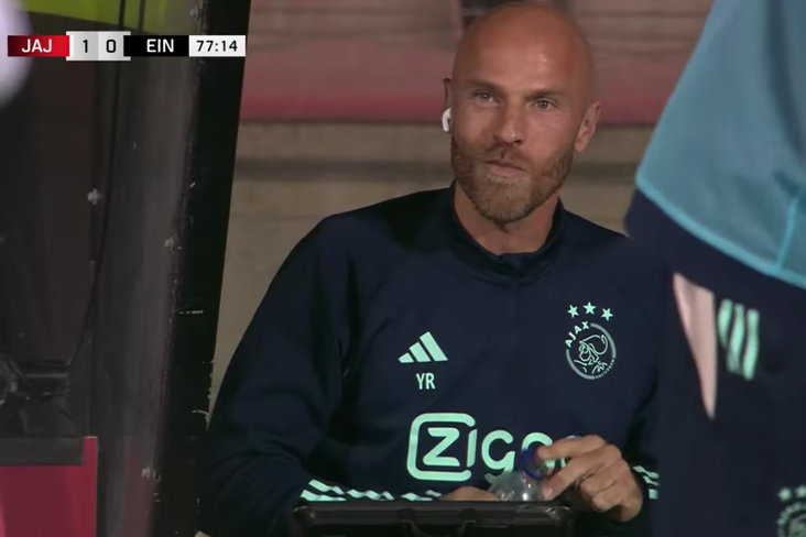 Yuri Rose op de bank bij Jong Ajax