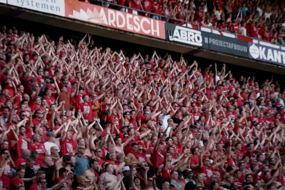 Fans van FC Twente juichen na een treffer