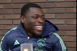Brian Brobbey moet lachen