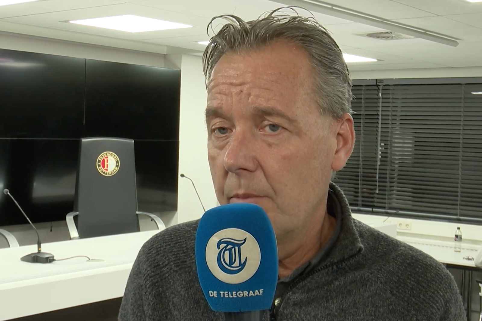 Valentijn Driessen voor de camera van De Telegraaf